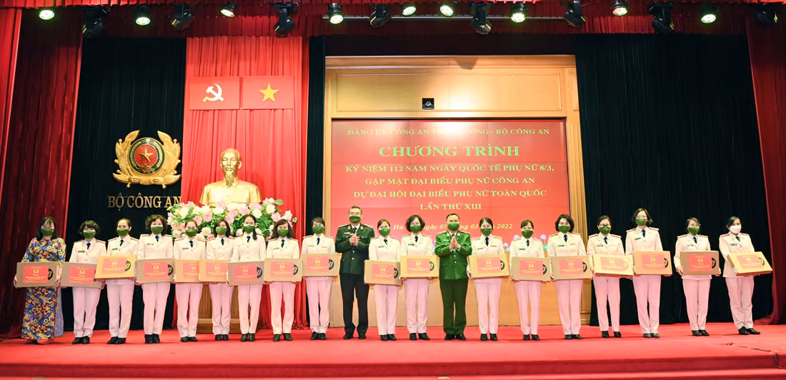 Bộ trưởng Tô Lâm gặp mặt đại biểu phụ nữ CAND -0