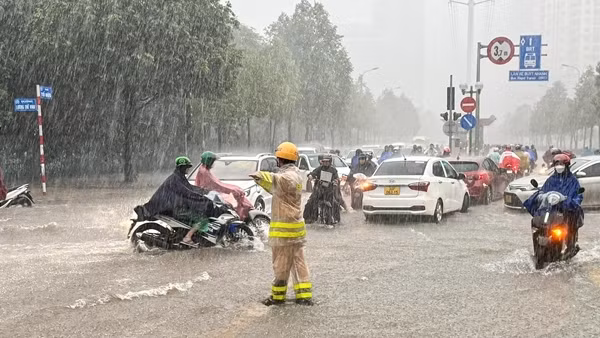 Lực lượng CAND chủ động ứng phó với mưa lớn kèm lốc, sét, mưa đá và gió giật mạnh