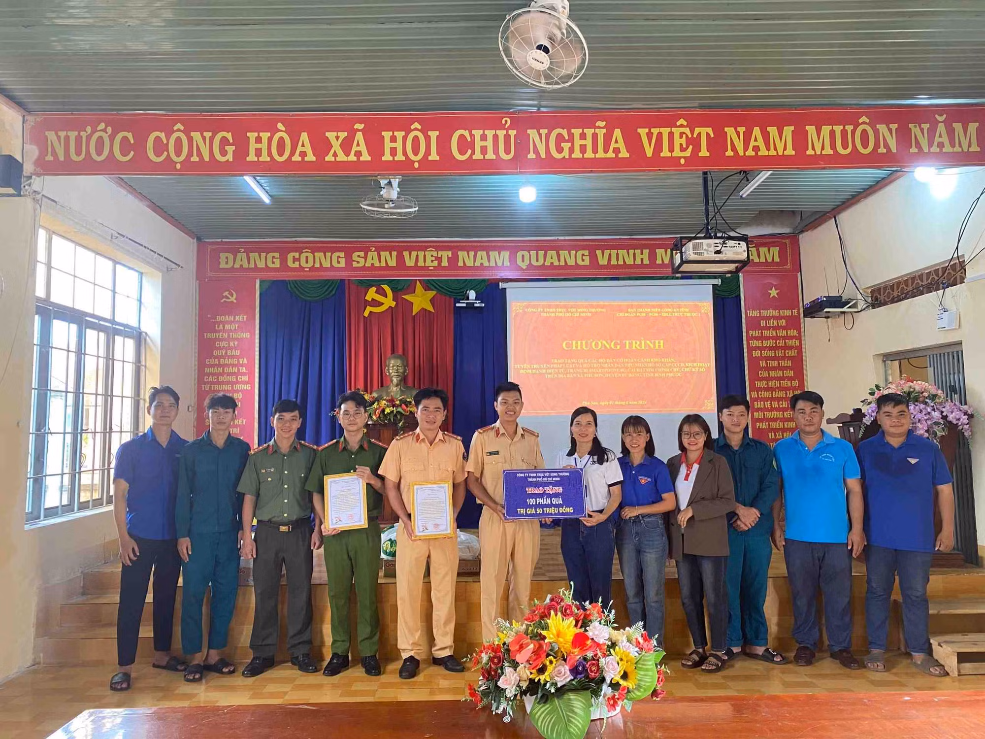 Tặng 200 phần quà cho người dân khó khăn -0