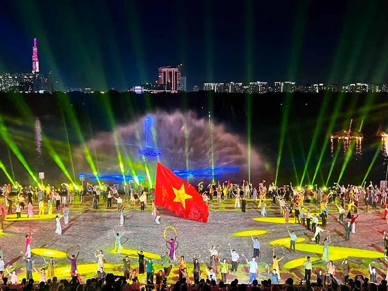 Sôi nổi các hoạt động tại Lễ hội sông nước TP Hồ Chí Minh -0