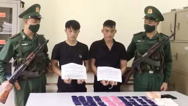 Giấu 12 nghìn viên ma túy dưới yên xe máy