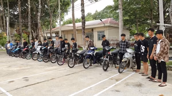 Tạm giữ 20 “quái xế” gây rối trên Quốc lộ 22B lúc rạng sáng