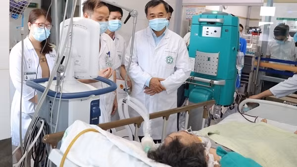 Hai vợ chồng trong vụ cháy nhà trọ ở Trung Kính xuất viện, cụ bà 85 tuổi tiên lượng rất nặng