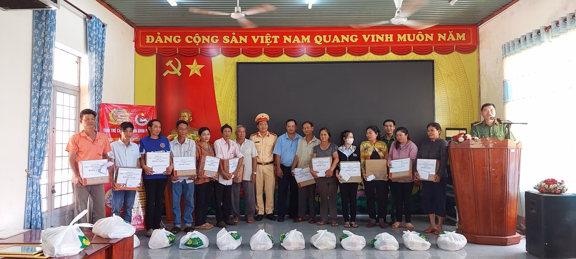 Tặng 200 phần quà cho người dân khó khăn -0