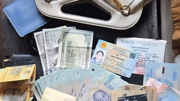 Khách đi tàu lại để quên túi tiền