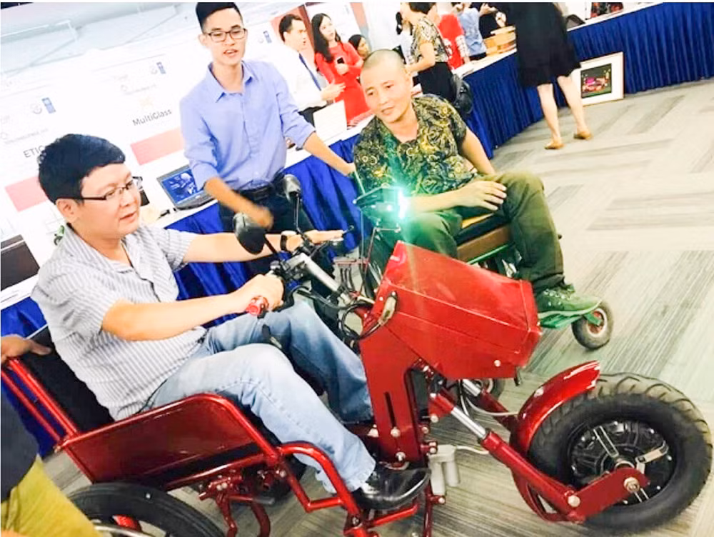 anh lê huy tích dang gi%3fi thi%3fu s%3fn ph%3fm d%3fu kéo xe lan cho khách hàng-%3fnh internet.jpg -0