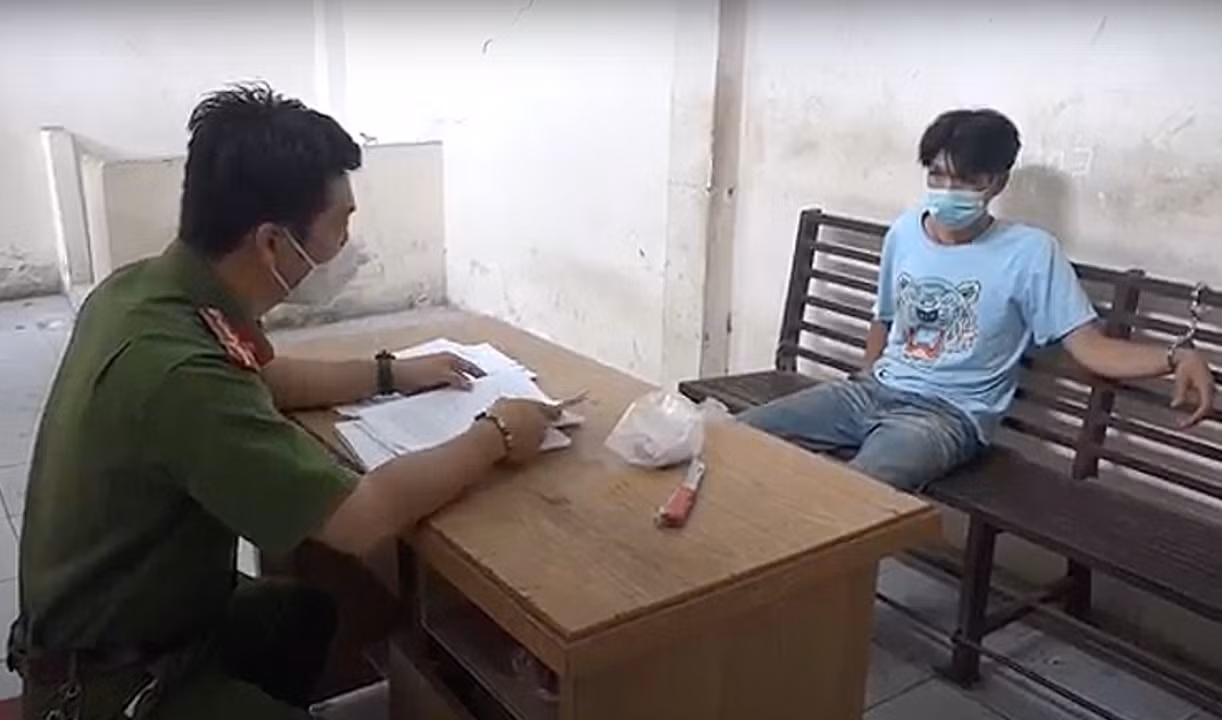 Bị kiểm tra hành chính, con nghiện dùng hung khí tấn công tổ công tác -0