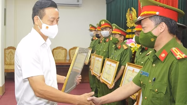 Triệt phá đường dây đánh bạc dưới hình thức cá độ bóng đá hơn 1.000 tỷ đồng ảnh 3
