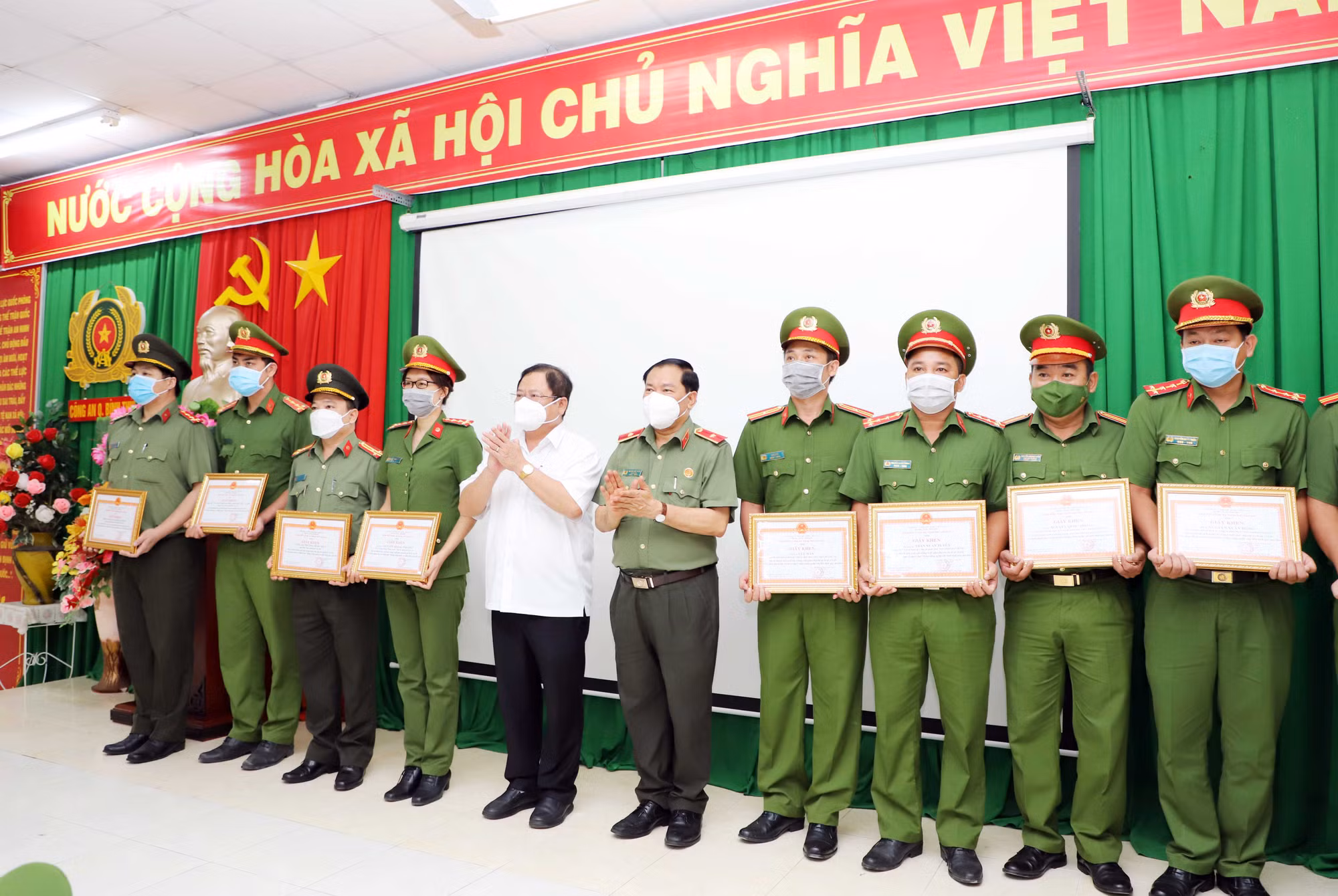 Động viên, khen thưởng CBCS có thành tích xuất sắc trong phòng, chống dịch và đảm bảo ANTT -0