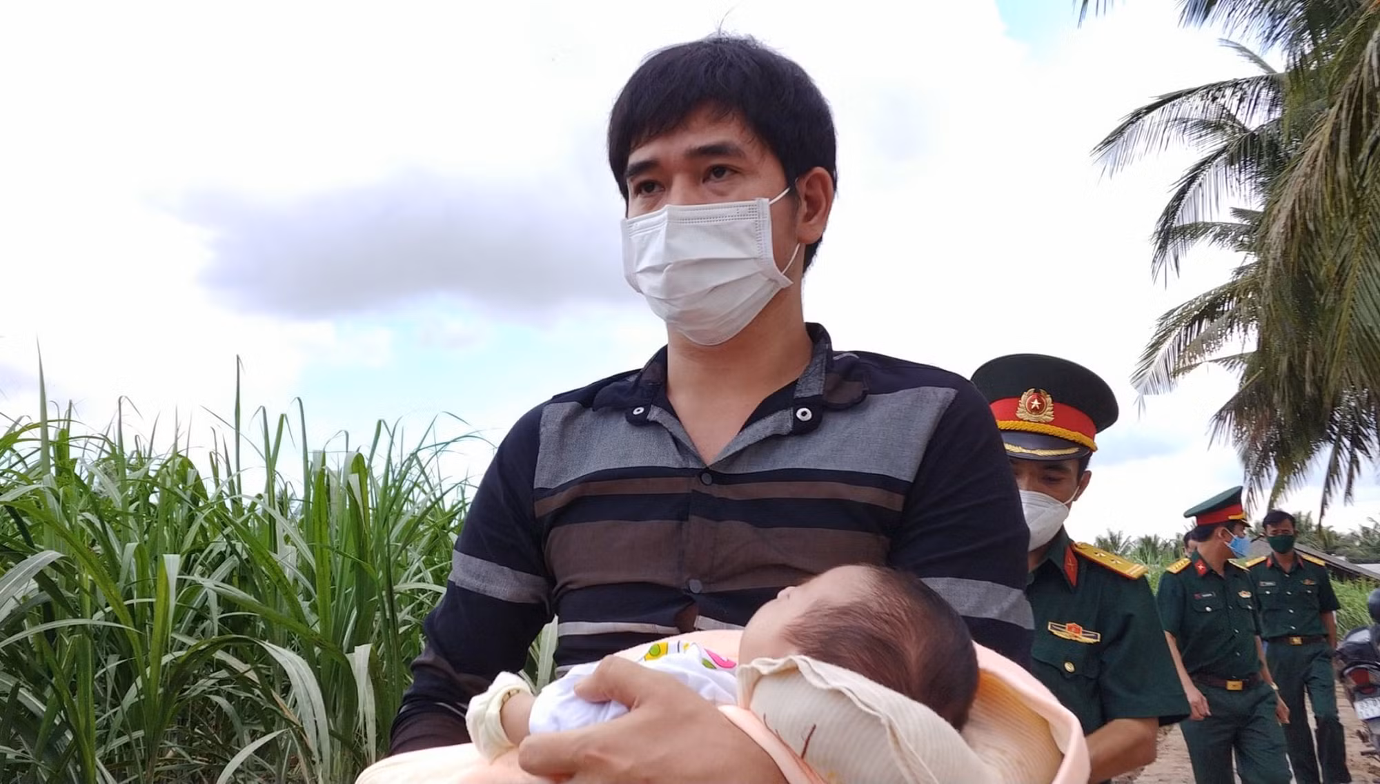 Ba cha con đã chữa khỏi COVID-19 được Bộ đội đưa về quê nhưng vẫn bị đưa đi cách ly -0