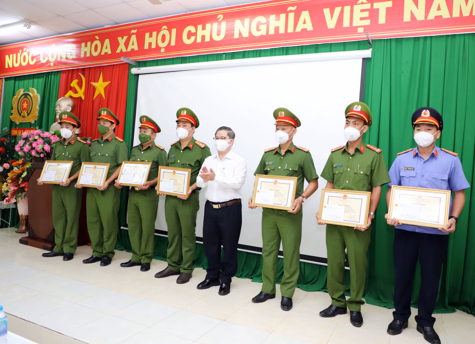 Động viên, khen thưởng CBCS có thành tích xuất sắc trong phòng, chống dịch và đảm bảo ANTT -0