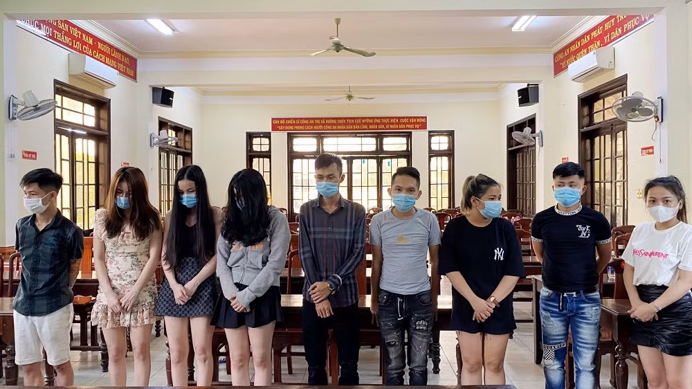  “Lắc” tập thể giữa mùa dịch -0
