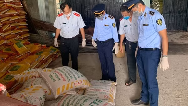 Nhồi đất sét, bột đá vào phân bón ảnh 4