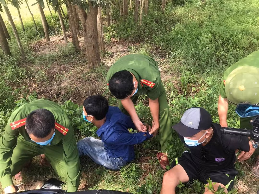 Đang gặt lúa giúp dân vùng dịch, phát hiện bắt giữ 2 tên trộm cắp tài sản -0