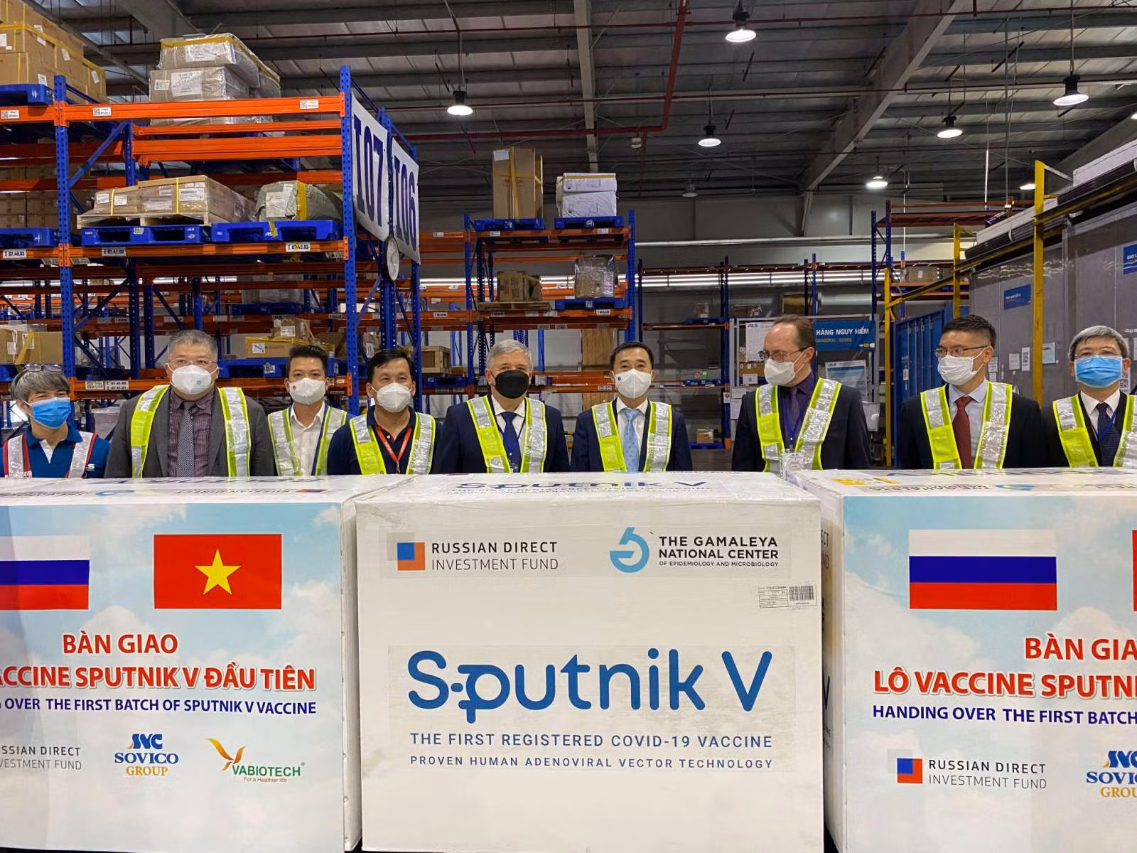 Việt Nam tiếp nhận lô vaccine Sputnik V đầu tiên -0