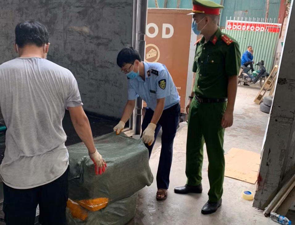 Phát hiện xe “luồng xanh” vận chuyển 7 tấn nầm lợn không nguồn gốc -0