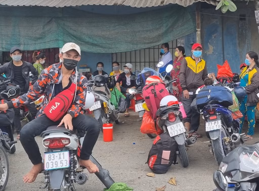 Hàng trăm người tự ý di chuyển về quê phải “vật vạ vỉa hè” -0