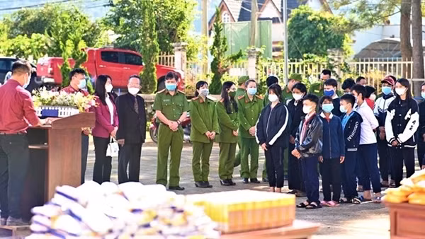 Trao tặng 4 tỉ đồng học bổng cho học sinh, sinh viên khó khăn do COVID-19 ảnh 3