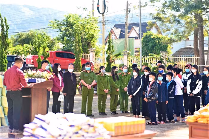 Trao quà và học bổng cho vùng đồng bào dân tộc thiểu số -0