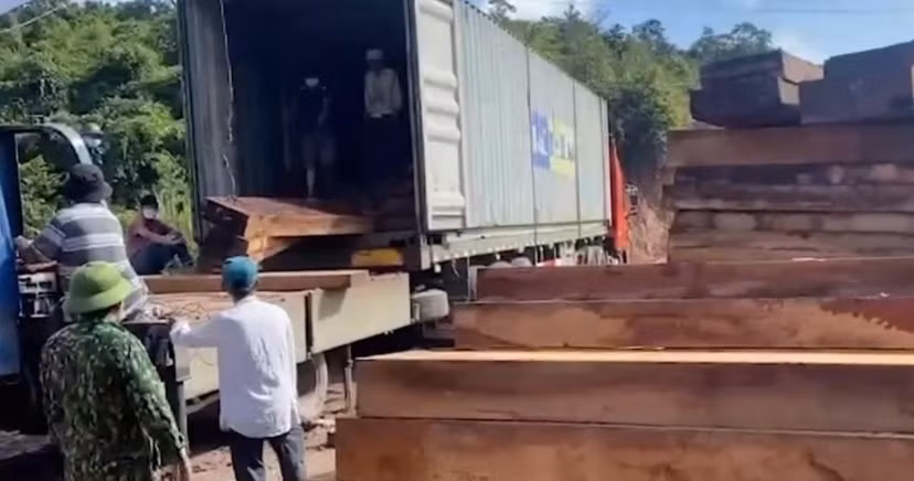 Bắt giữ vụ buôn bán, vận chuyển hàng lậu khối lượng lớn qua cửa khẩu -0