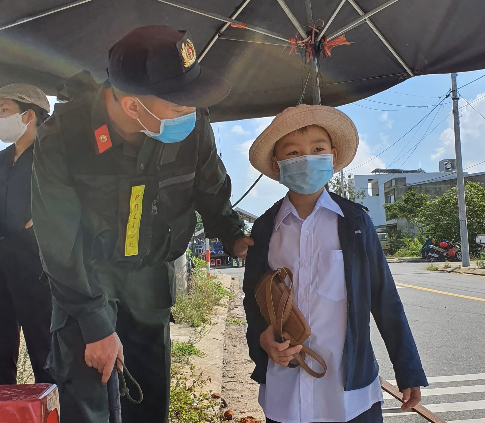 Giáo viên, học sinh được test nhanh SARS-CoV-2 ngay tại chốt cửa ô vào Đà Nẵng -0