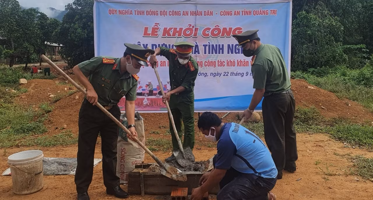Hỗ trợ 150 triệu đồng xây dựng và sửa chữa nhà tình nghĩa cho 2 gia đình liệt sỹ CAND ảnh 4