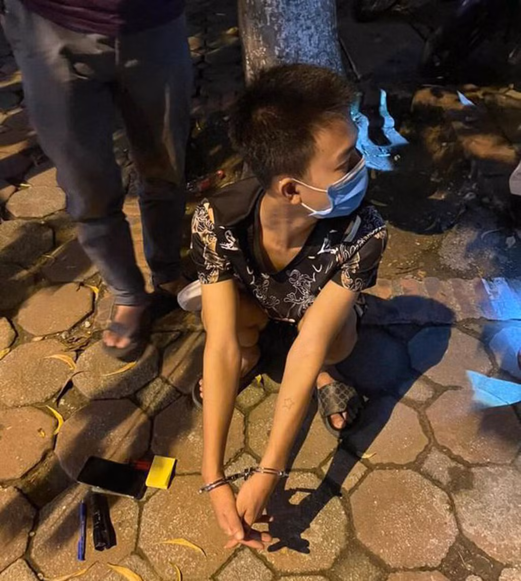 Con nghiện ném ma túy khi “đụng” Cảnh sát 141 -0
