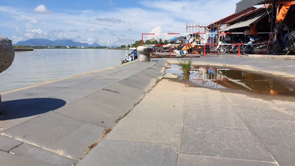 Hội An khẩn cấp khắc phục tình trạng sụt lún tuyến kè ven sông Hoài trước mùa mưa bão -0