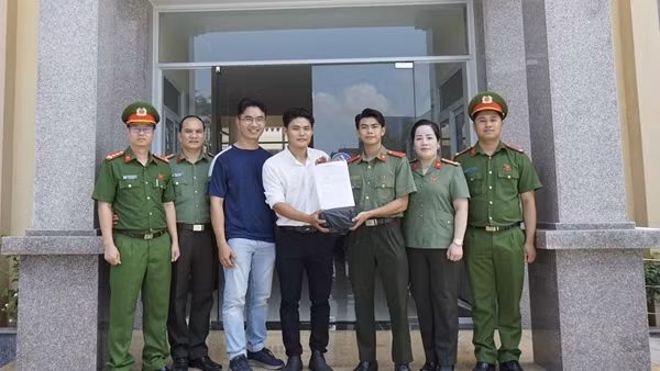 Sinh viên Công an trả lại hơn nửa tỷ đồng cho người chuyển nhầm tiền