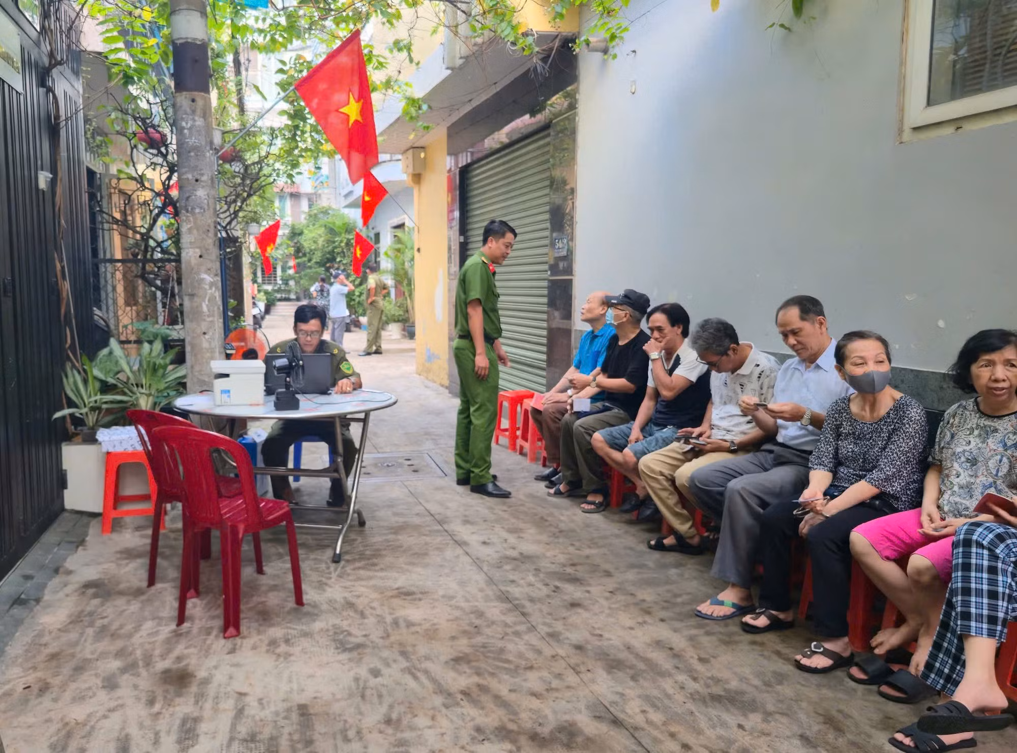 Người dân TP Hồ Chí Minh vui mừng nhận quà Tết Độc lập -0