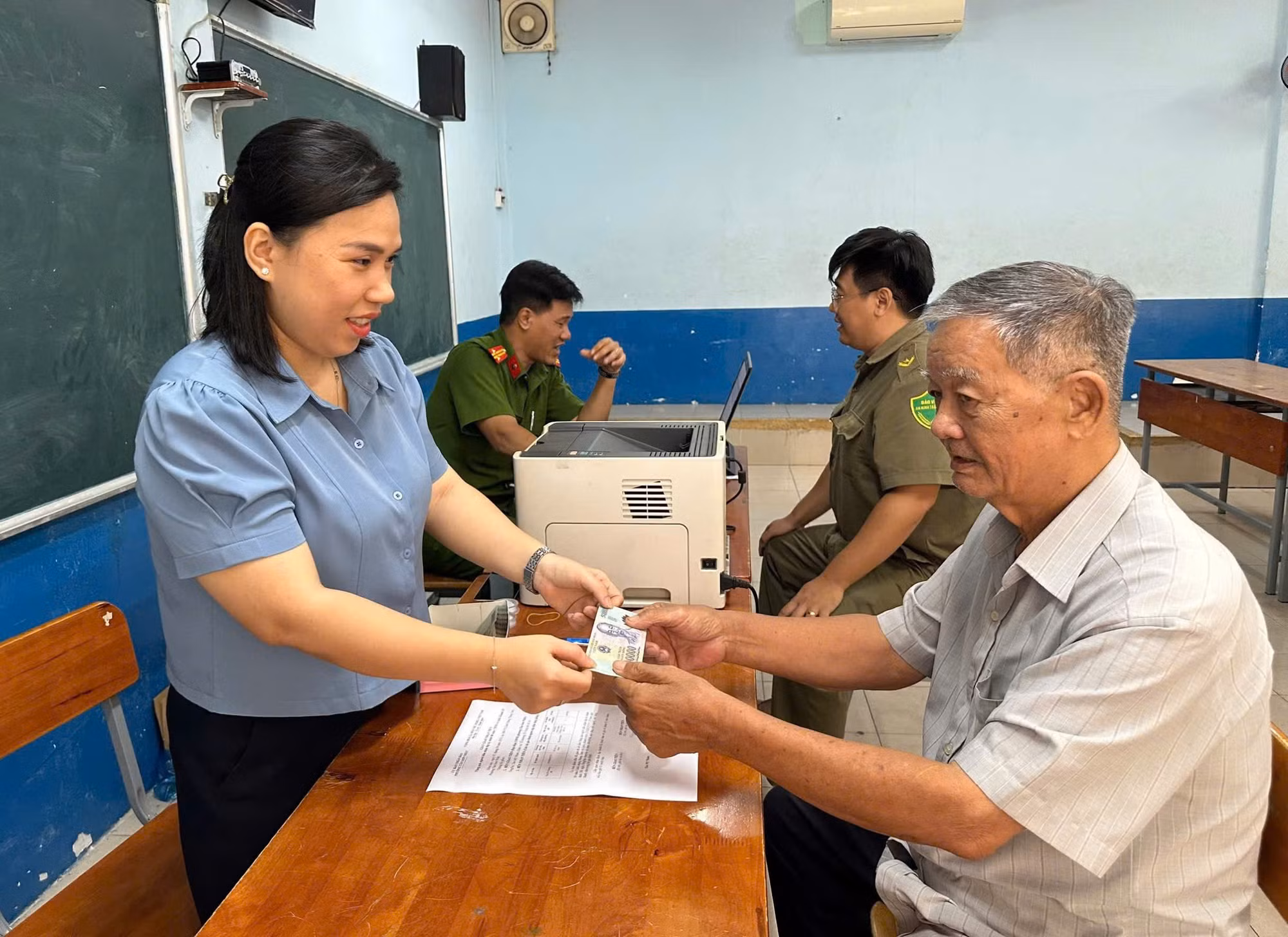 Người dân TP Hồ Chí Minh vui mừng nhận quà Tết Độc lập -0