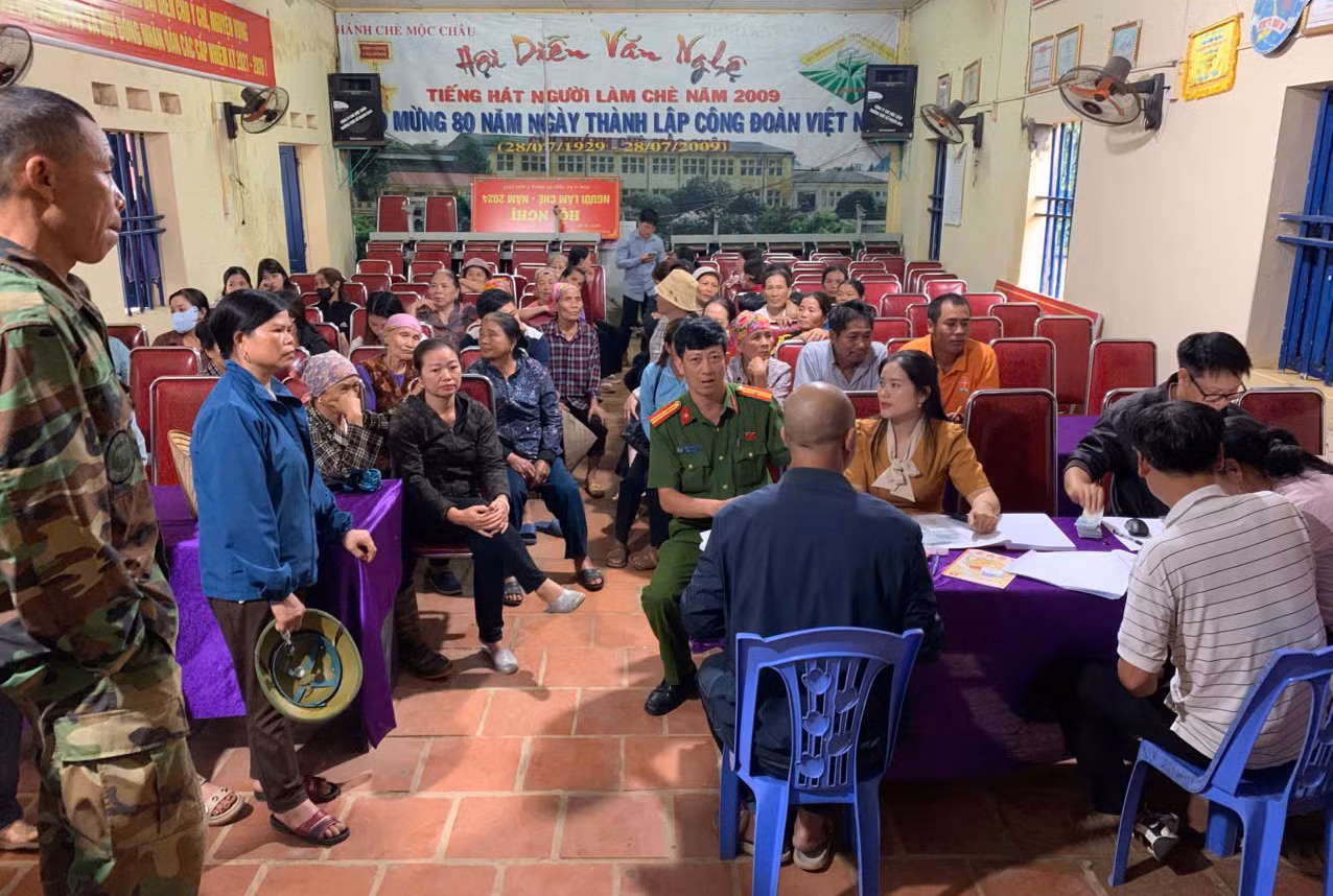 Công an Sơn la hỗ trợ người dân nhận quà Tết Độc lập -0