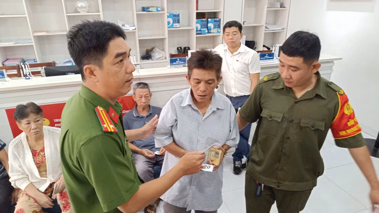 Người dân TP Hồ Chí Minh vui mừng nhận quà Tết Độc lập -0