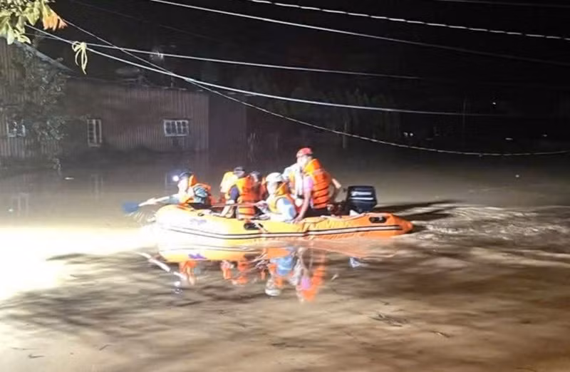 Trưởng Công an xã băng mình qua lũ dữ giải cứu nhiều trẻ em trong đêm -0
