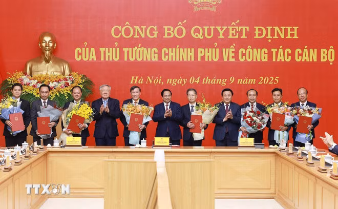 Thủ tướng trao Quyết định điều động, bổ nhiệm 8 lãnh đạo các bộ, cơ quan -0
