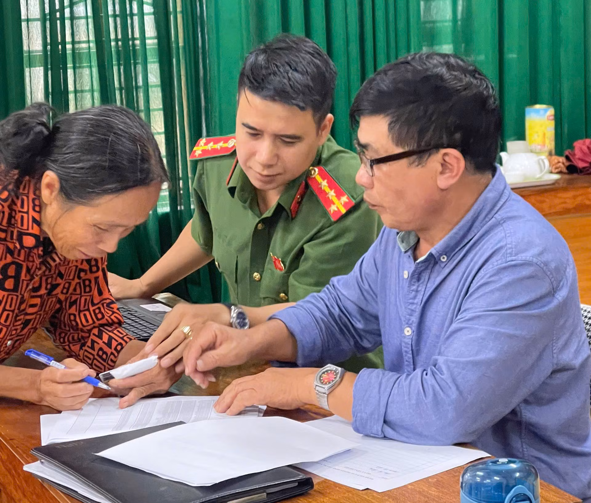 Công an Sơn la hỗ trợ người dân nhận quà Tết Độc lập -0
