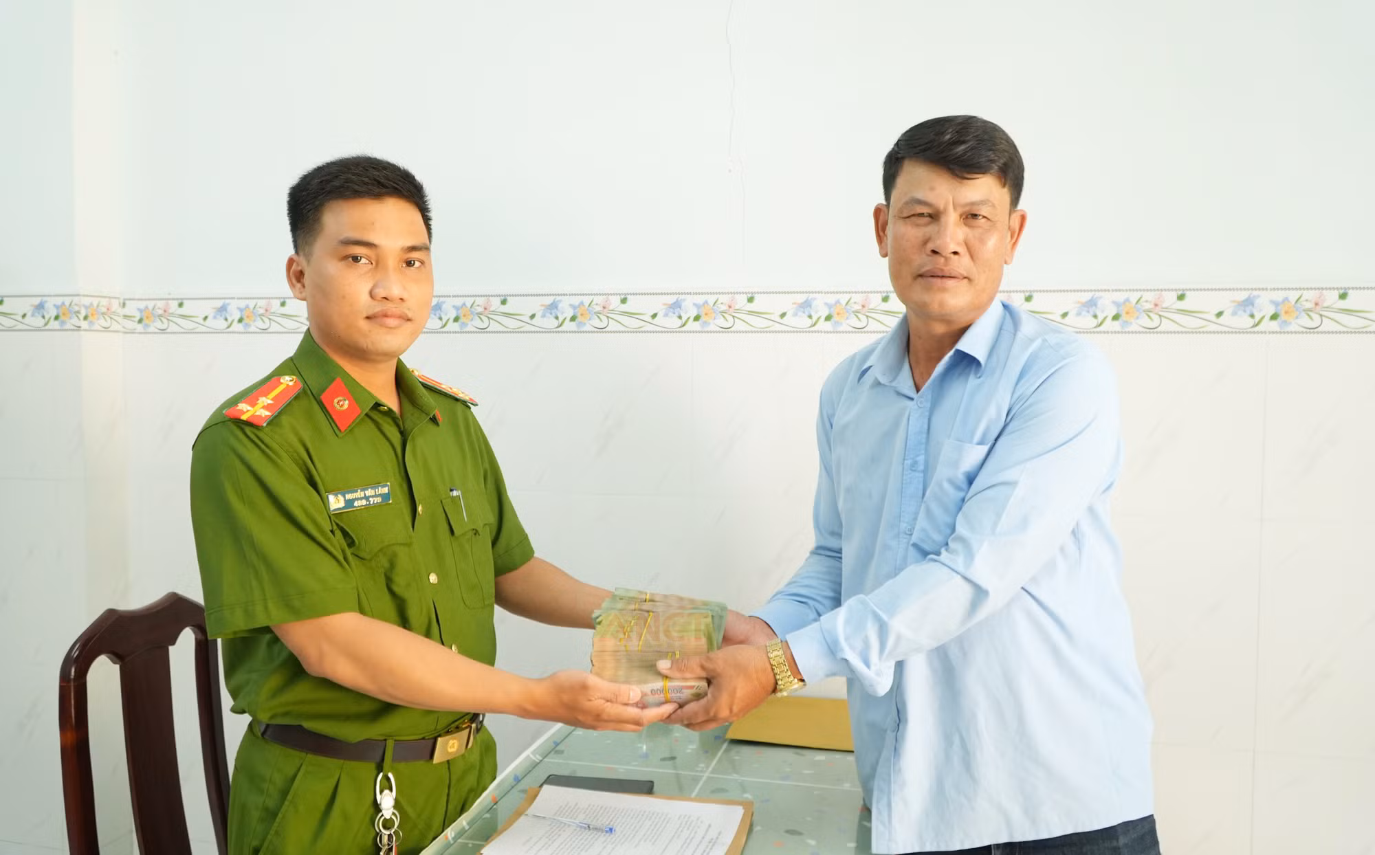 Hỗ trợ người dân thu hồi 300 triệu đồng chuyển nhầm -0