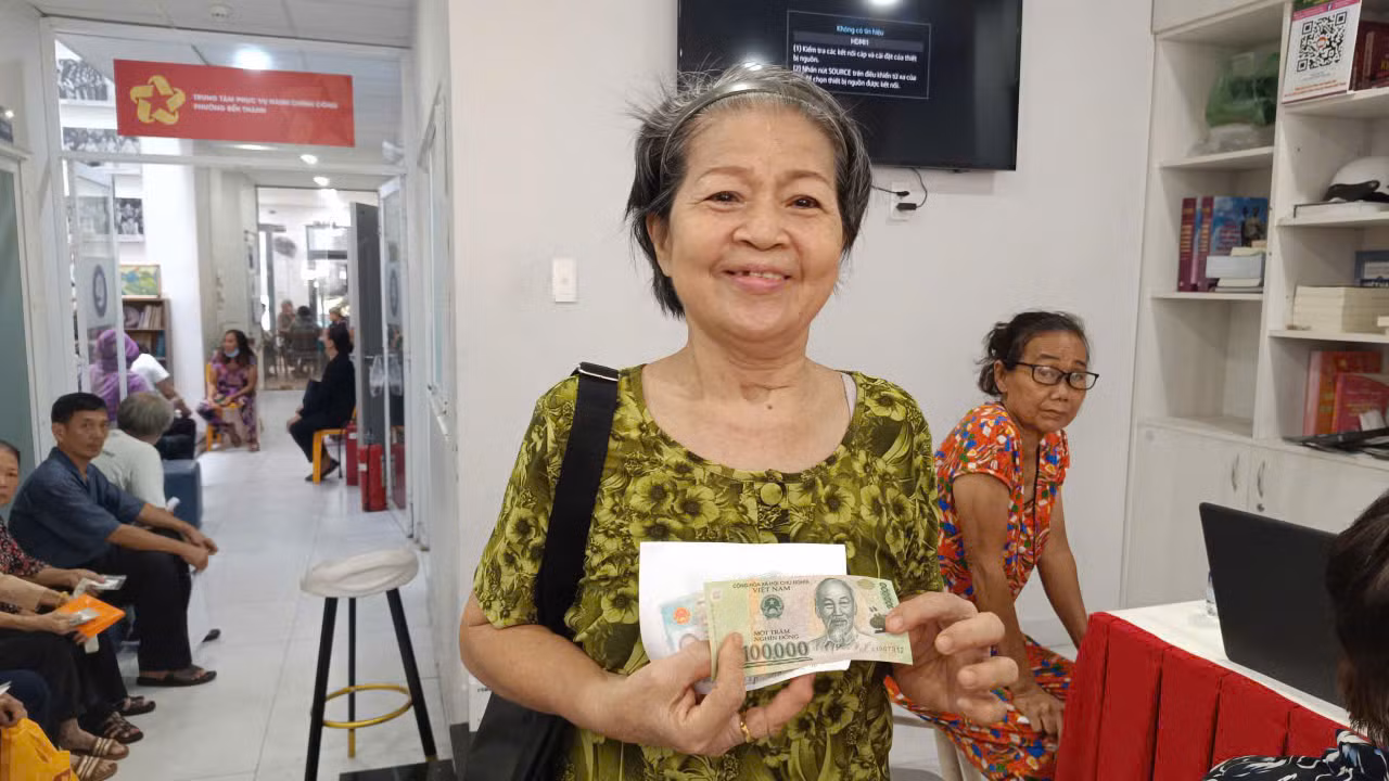Người dân TP Hồ Chí Minh vui mừng nhận quà Tết Độc lập -0