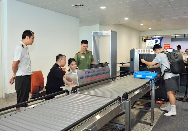 Nụ cười của hành khách là hạnh phúc của cán bộ Công an cửa khẩu Cảng hàng không quốc tế Nội Bài -0