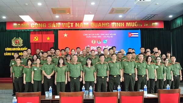 Công an cửa khẩu Cảng hàng không quốc tế Nội Bài quyên góp ủng hộ nhân dân Cuba