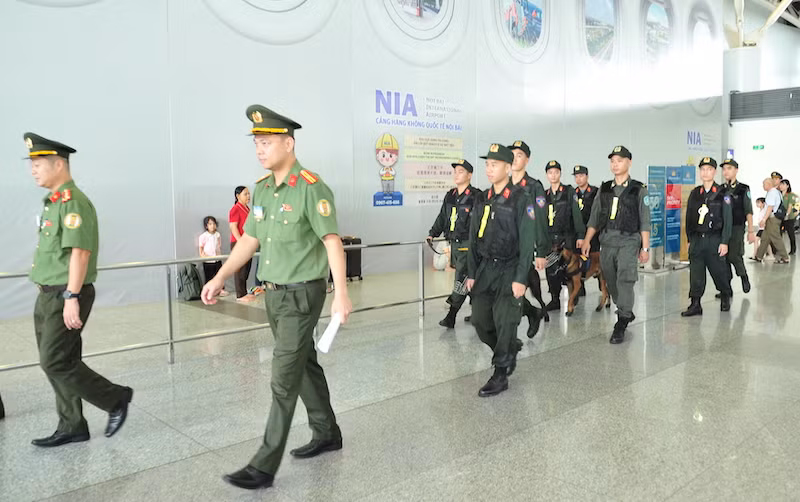 Nụ cười của hành khách là hạnh phúc của cán bộ Công an cửa khẩu Cảng hàng không quốc tế Nội Bài -0
