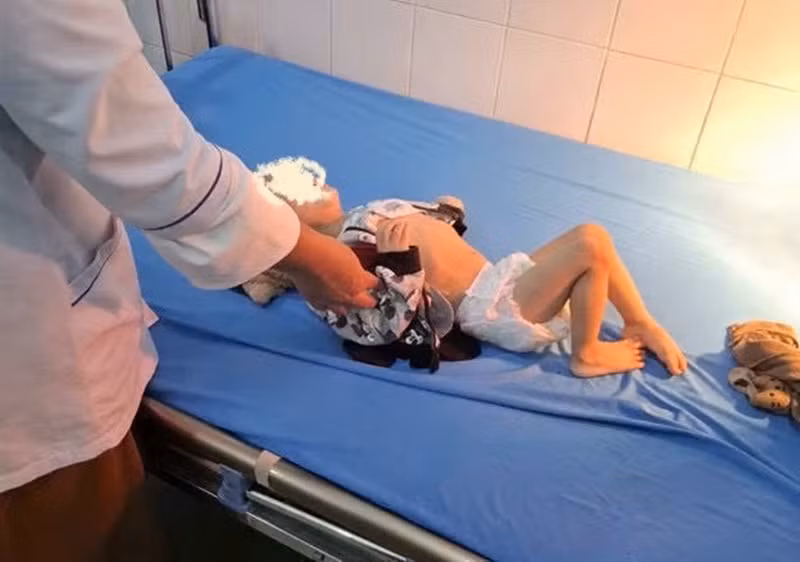 Trưởng Công an xã băng mình qua lũ dữ giải cứu nhiều trẻ em trong đêm -0