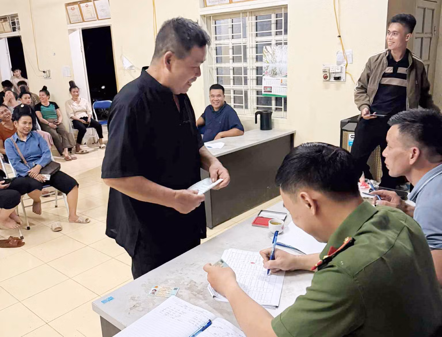 Công an Sơn la hỗ trợ người dân nhận quà Tết Độc lập -0