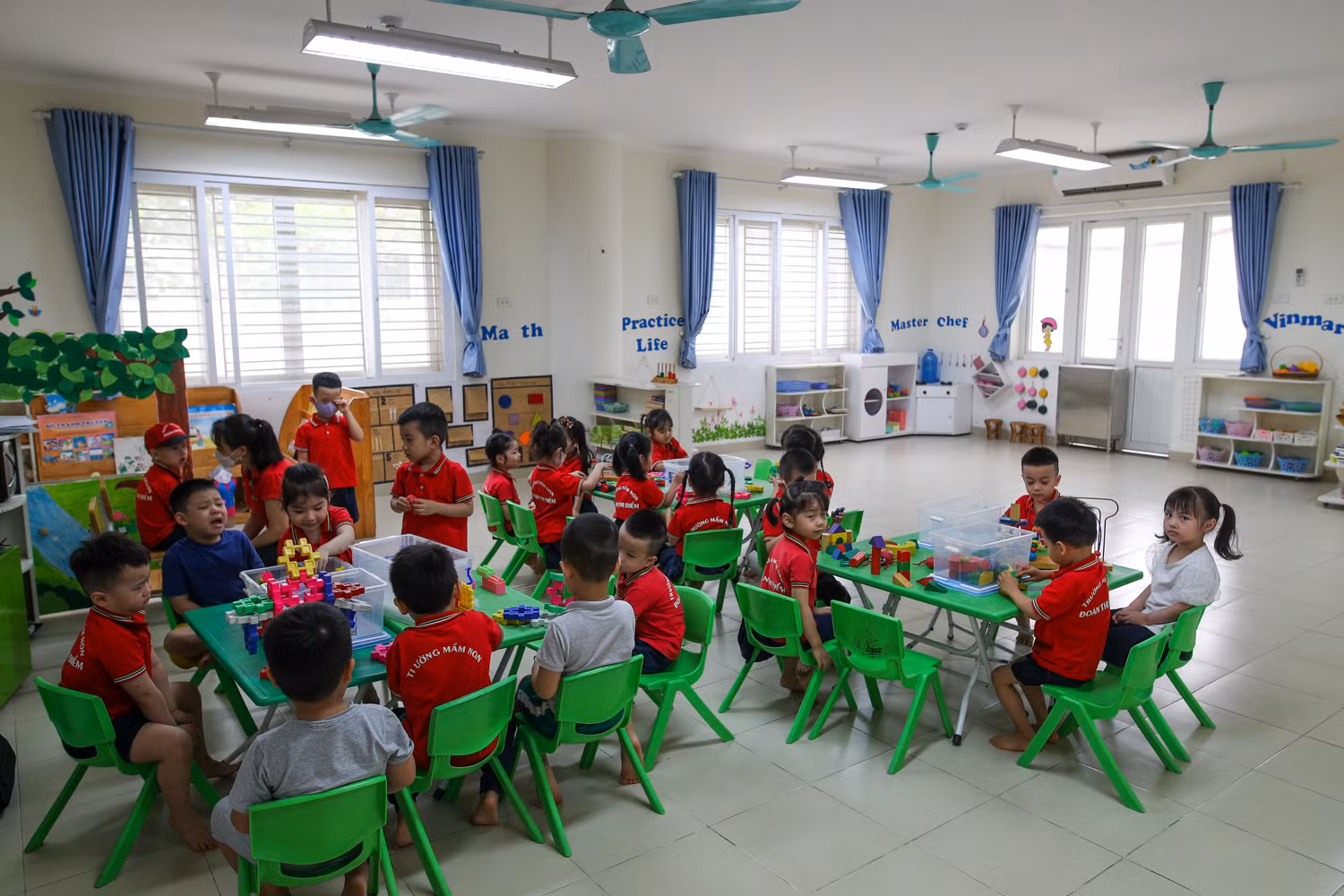 Các em mầm non nô nức đến trường -9