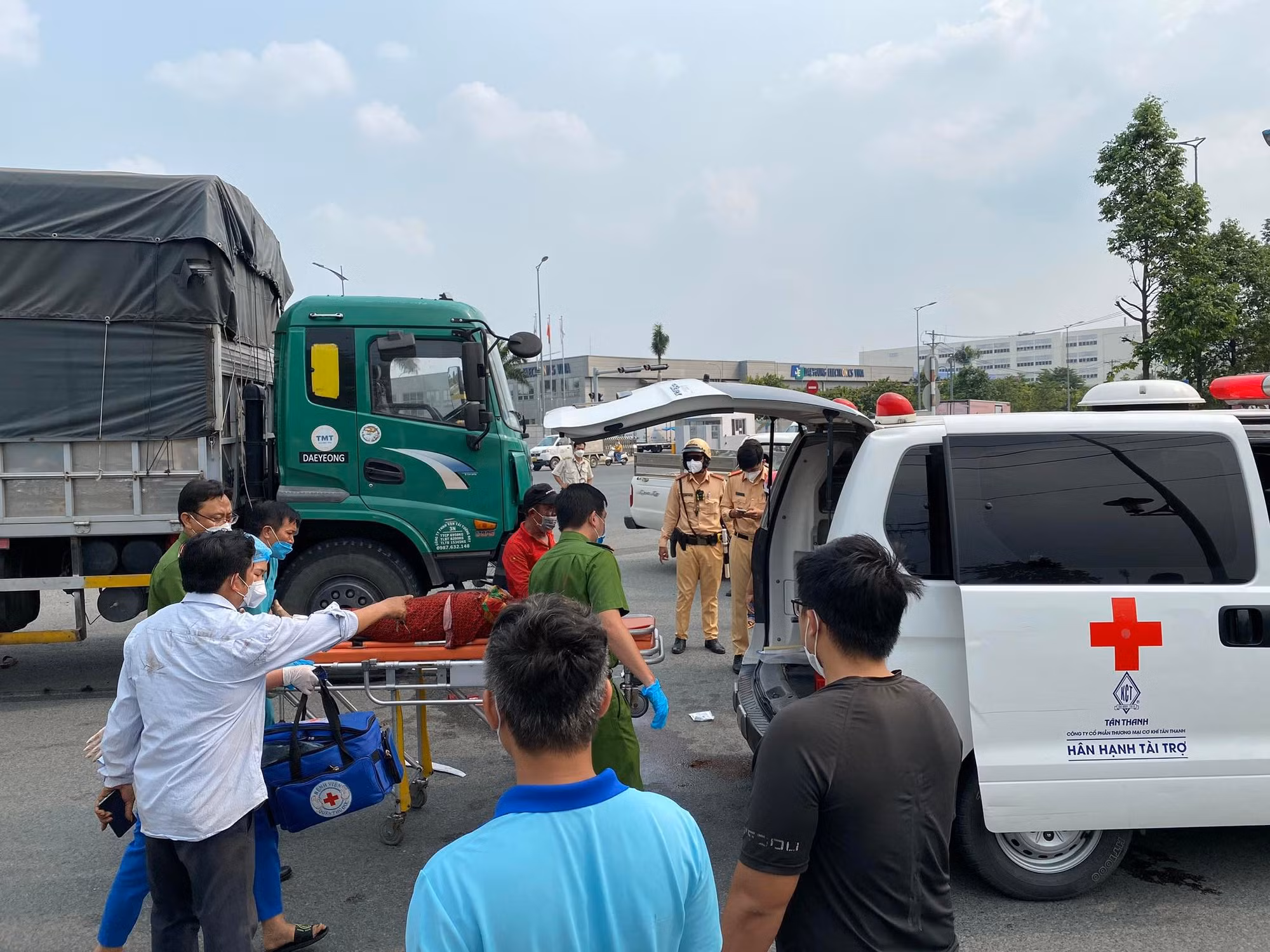 Hai bà cháu chở nhau đi giao cá bị xe tải cuốn vào gầm -0