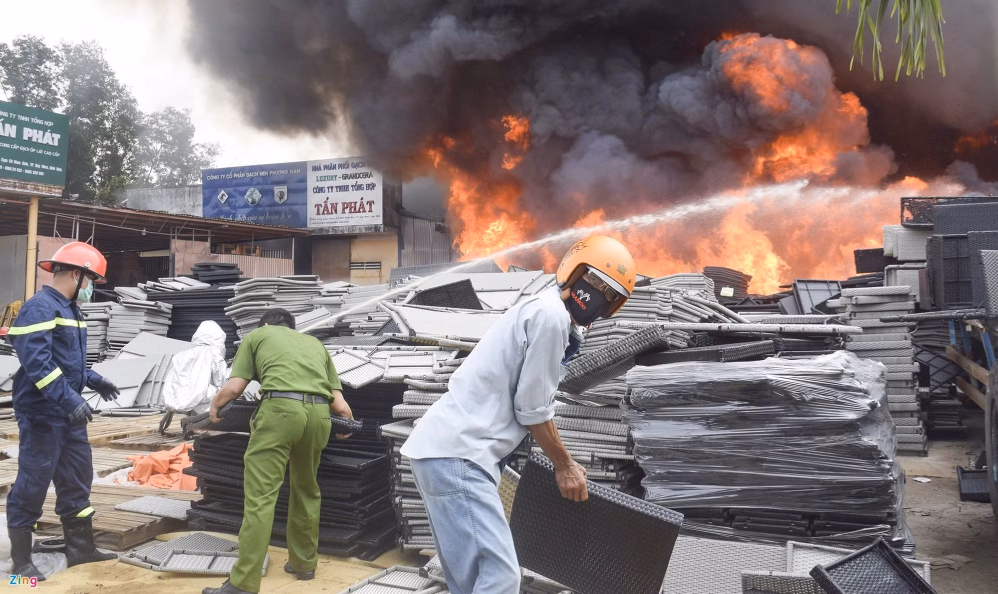 “Biển lửa” bao trùm cụm công nghiệp Nhơn Bình -0