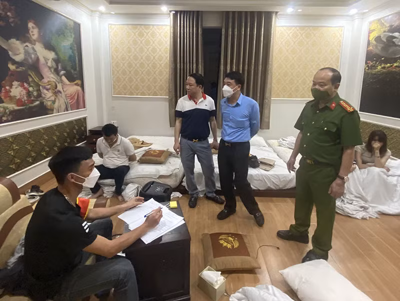 Bắt quả tang hơn 200 đối tượng sử dụng trái phép chất ma túy trong khách sạn -3