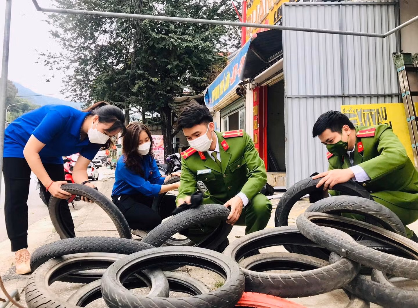 Cảnh sát “hô biến” lốp xe hỏng thành biển báo giao thông thú vị -0