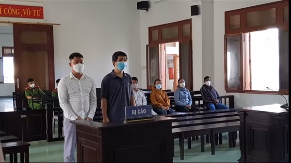 Mua bán súng và giả mạo giấy tờ, hai bị cáo lãnh án tù
