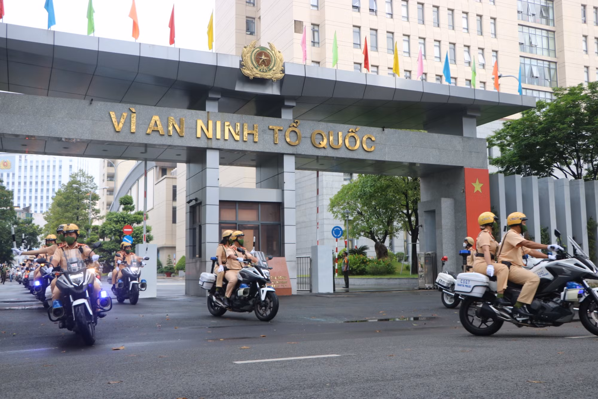 Công an TP Hồ Chí Minh đồng loạt ra quân bảo đảm TTATGT dịp Lễ 30/4, 1/5… -0